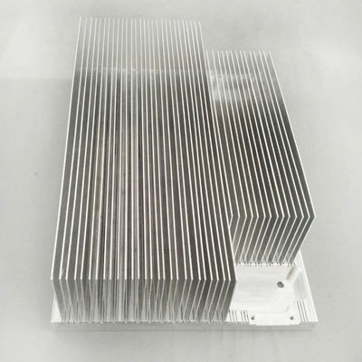 Le rectangle électronique métallisé de radiateur d'aileron forment le matériel en aluminium